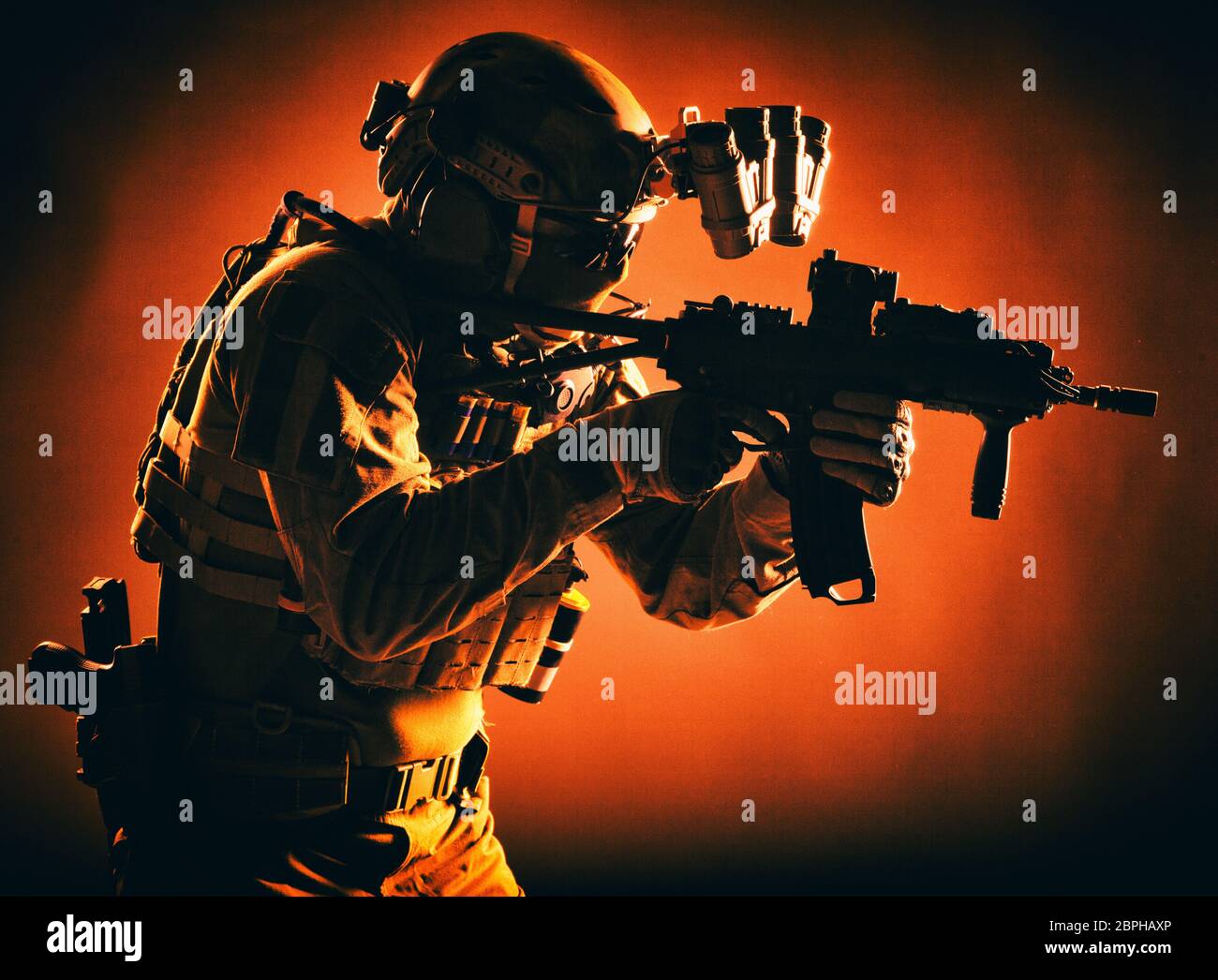 Modernen Soldaten der Army Special Forces, Polizei anti-terroristischen Gruppe Kämpfer in der Schlacht uniform, Helm mit Nachtsichtgerät Ziel kurze barrel Assa Stockfoto