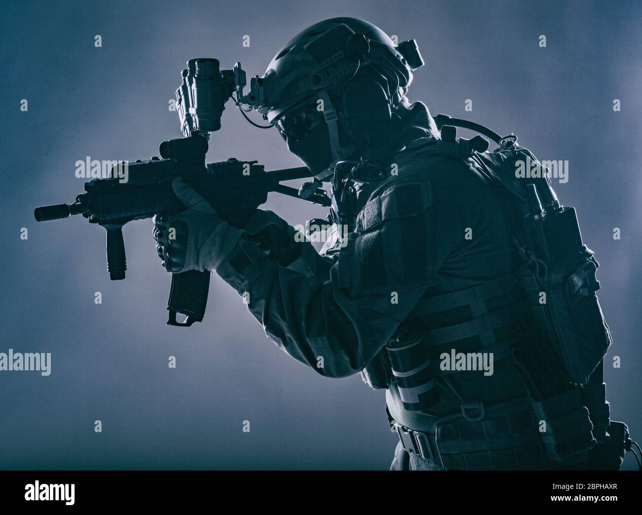 Armee Soldat, Counter Terrorist squad Fighter, militärisches Unternehmen Söldner in Munition und Schutzkleidung, Helm mit Nachtsichtgerät, mit dem Ziel, mit s Stockfoto