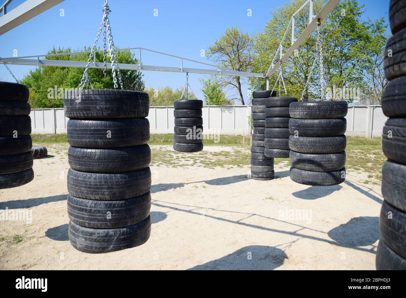 Selbstgemachte Boxsäcke aus Autoreifen. Sportplatz im Hof. Boxsäcke  Stockfotografie - Alamy