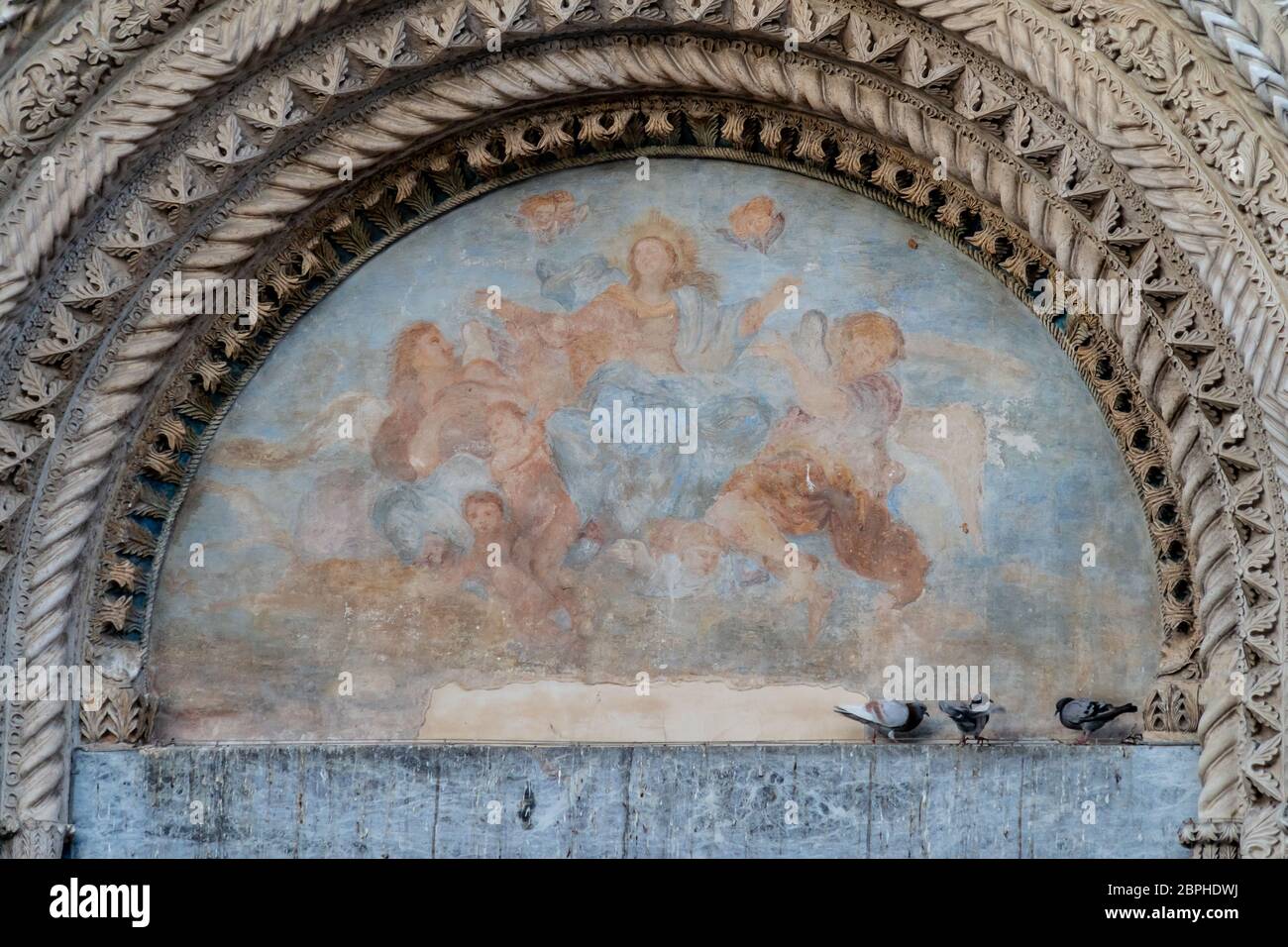 Atri, Teramo, Italien, August 2019: Fresko über dem Tor der Kathedrale von Atri, Basilika Santa Maria Assunta, Nationaldenkmal seit 1899, gotische Architektur Stockfoto