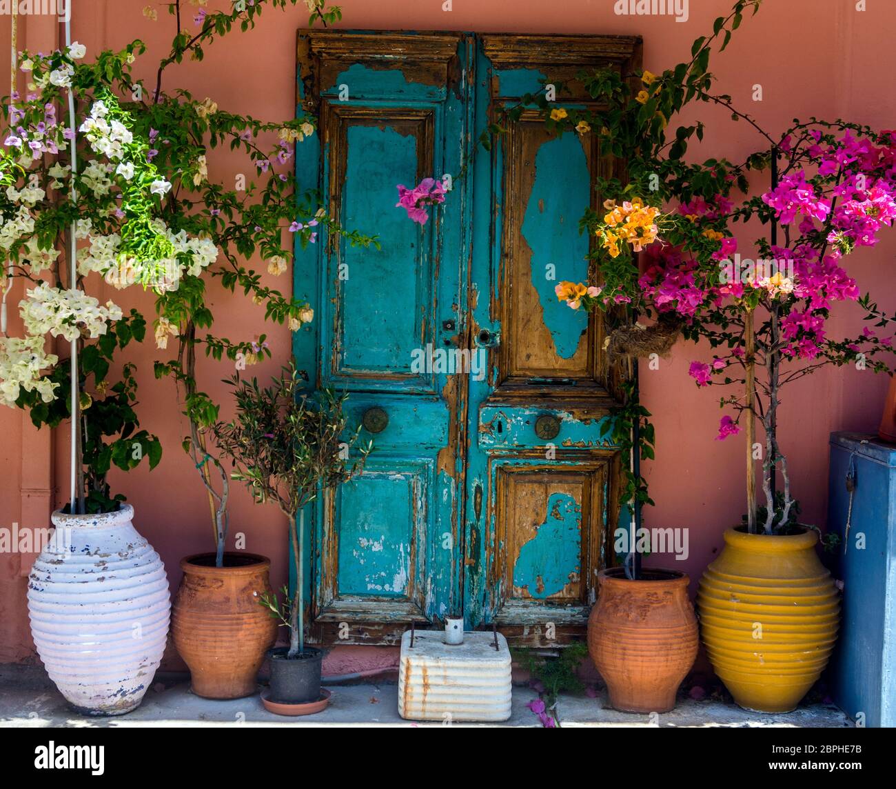 Ein altes Haus in Katakolon, Griechenland, das liebevolle Pflege benötigt. Stockfoto