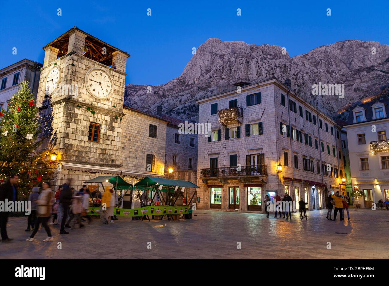 Kotor, Straßenszene in der Altstadt in der Dämmerung, Uhrturm, 02. Januar 2020, Montenegro Stockfoto