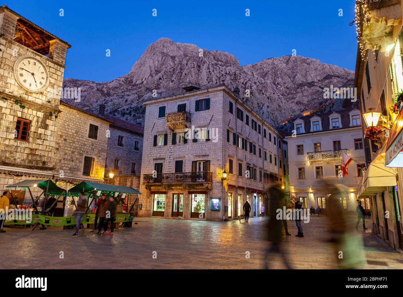 Kotor, Straßenszene in der Altstadt in der Dämmerung, Uhrturm, 02. Januar 2020, Montenegro Stockfoto