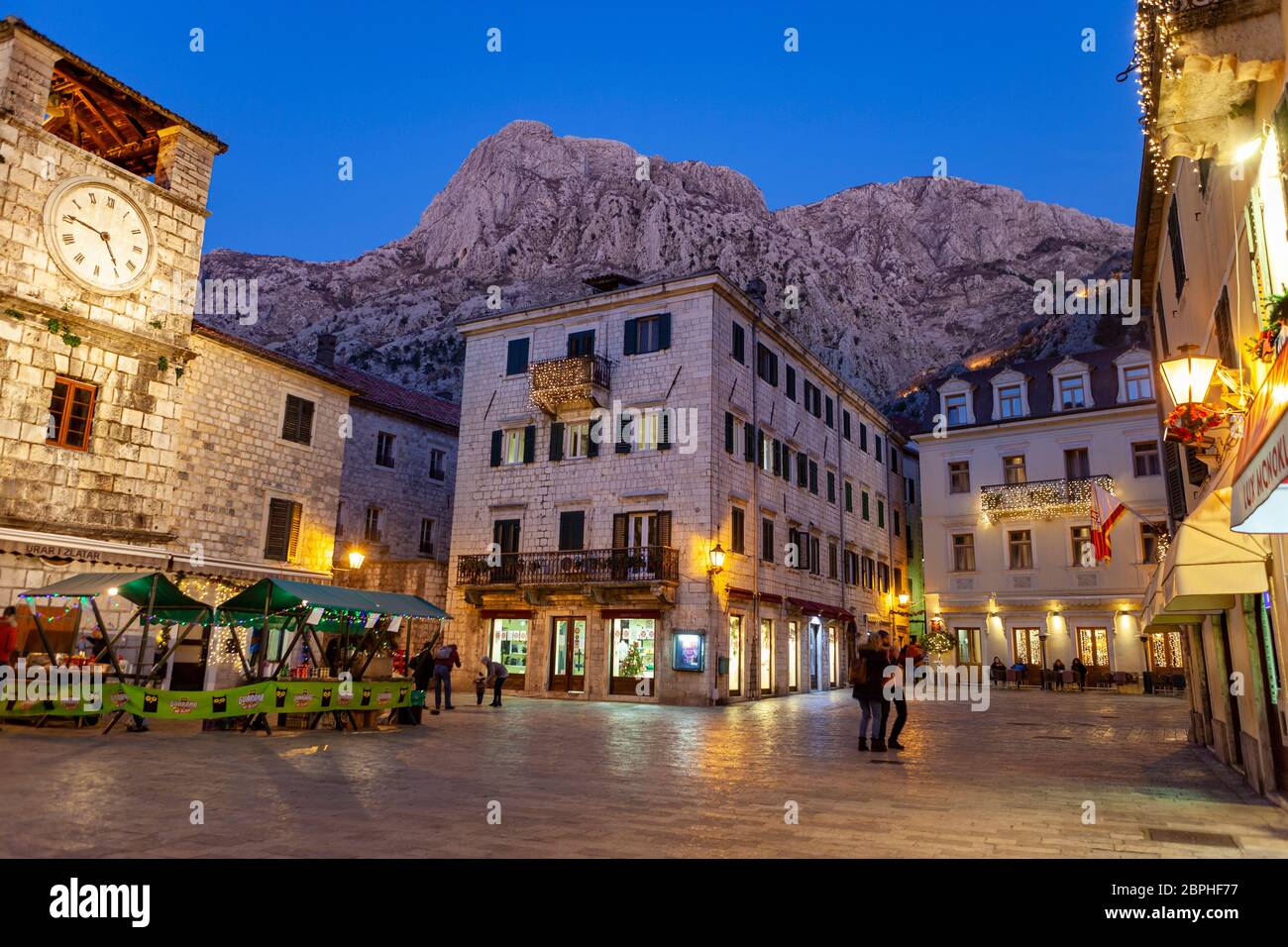 Kotor, Straßenszene in der Altstadt in der Dämmerung, Uhrturm, 02. Januar 2020, Montenegro Stockfoto
