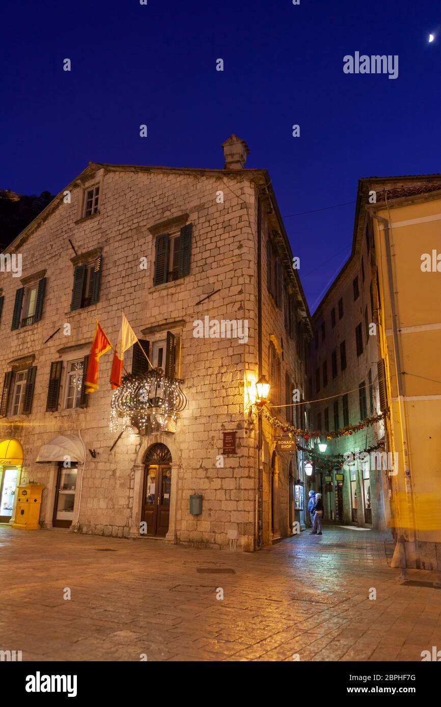 Kotor, Straßenszene in der Altstadt in der Dämmerung, 02. Januar 2020, Montenegro Stockfoto