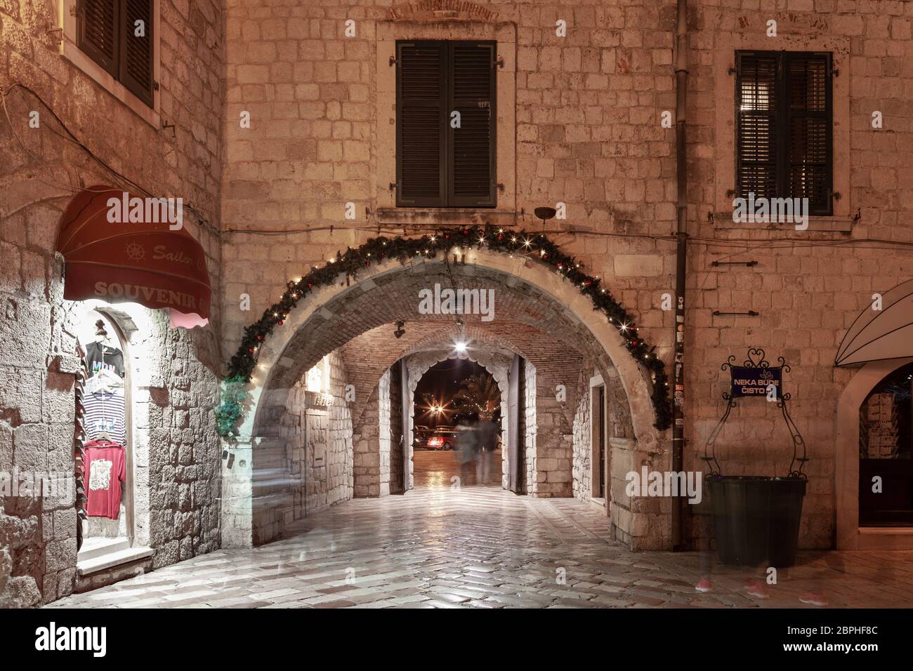 Kotor, Straßenszene in der Altstadt in der Dämmerung, 02. Januar 2020, Montenegro Stockfoto