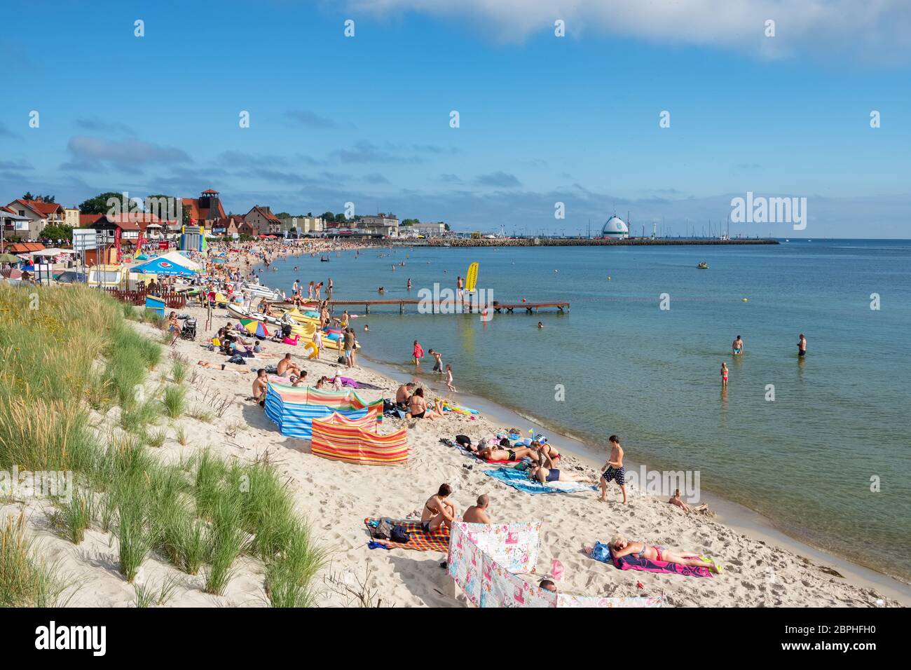 Beliebter Strand an der Ostsee im Sommer in Sopot, Polen Stockfoto