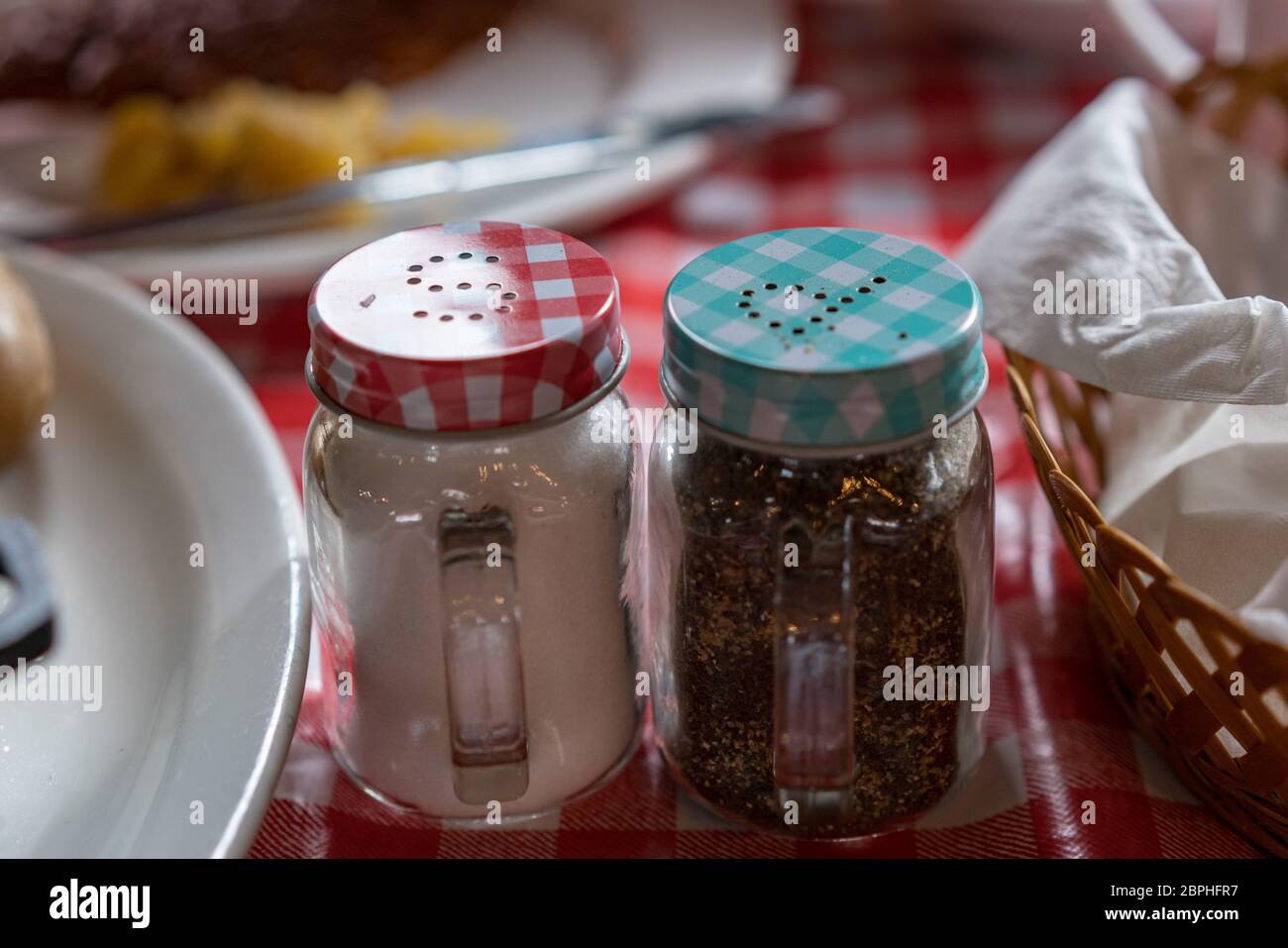 Traditionelle Salz- und Pfefferstreuer an einem Frühstückstisch im Restaurant. Stockfoto