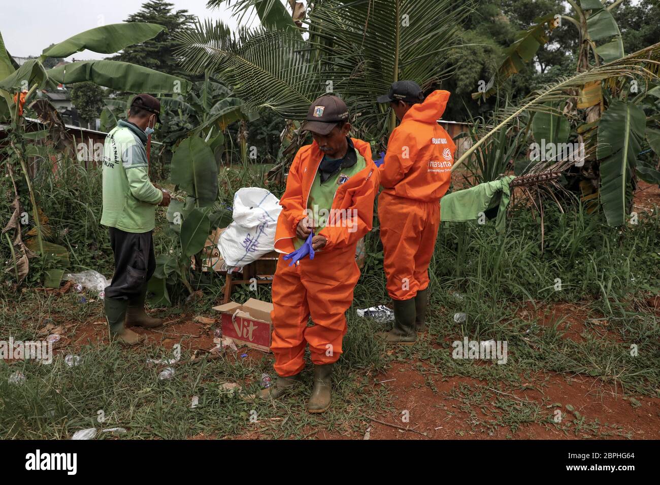 Friedhofsarbeiter bereiten sich mit persönlicher Schutzausrüstung auf einen ausgewiesenen Friedhof für COVID-19-Coronavirus-Opfer auf dem Pondok Ranggon-Friedhof in Jakarta vor. Die indonesische Regierung plant, die sozialen Beschränkungen (Lockdown) bei der Prävention von COVID-19 zu lockern, obwohl keine Daten einen Rückgang der Zahl der Opfer der Coronavirus-Pandemie zeigen. Indonesien hat bisher 18.010 Fälle von Coronavirus bestätigt, 1.191 Todesfälle und 4.324 Genesen. (Foto von Risa Krisadhi/Pacific Press/Sipa USA) Stockfoto