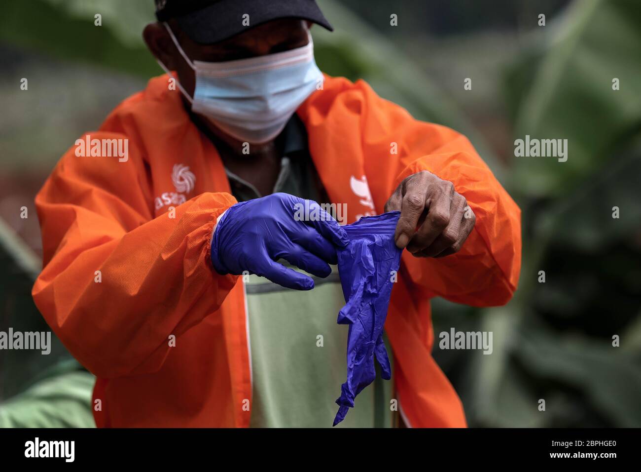 Friedhofarbeiter bereiten sich mit persönlicher Schutzausrüstung auf einen Friedhof für COVID-19-Coronavirus-Opfer auf dem Pondok Ranggon-Friedhof in Jakarta vor. Die indonesische Regierung plant, die sozialen Beschränkungen (Lockdown) bei der Prävention von COVID-19 zu lockern, obwohl keine Daten einen Rückgang der Zahl der Opfer der Coronavirus-Pandemie zeigen. Indonesien hat bisher 18.010 Fälle von Coronavirus bestätigt, 1.191 Todesfälle und 4.324 Genesen. (Foto von Risa Krisadhi/Pacific Press/Sipa USA) Stockfoto