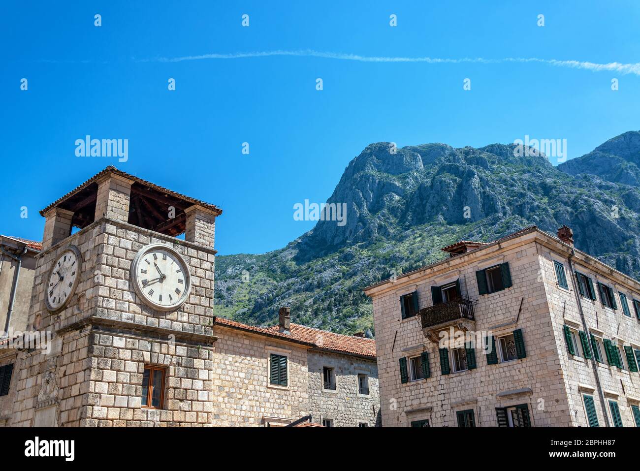 Clock Tower und Berge in der Altstadt von Kotor, Montenegro Stockfoto