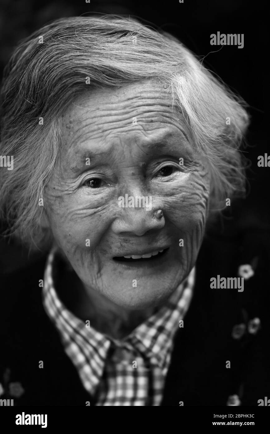 Schwarz-Weiß-Bild der glücklichen chinesischen alten Frau Stockfoto