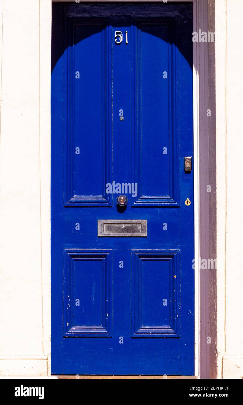 Haus Nummer 51 auf einer königsblauen Holztür mit vertikalen Linien in London mit weißem Rahmen Stockfoto