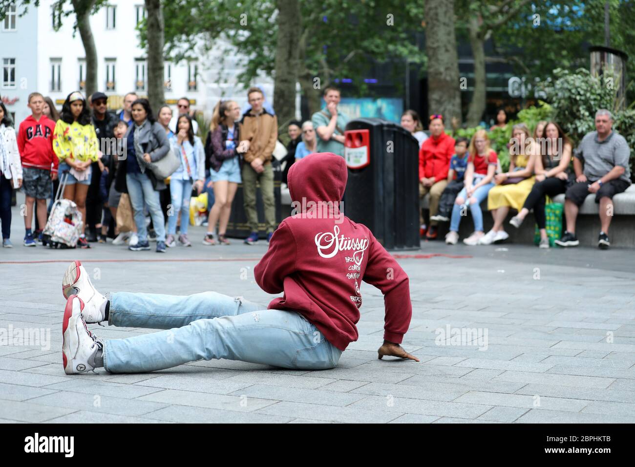 London, Großbritannien, 31. Mai 2019: Hip Hop Street Dance zieht am Leicester Square in London um, während das Publikum Break Dancer Street Performer beobachtet. Nahaufnahme Vie Stockfoto