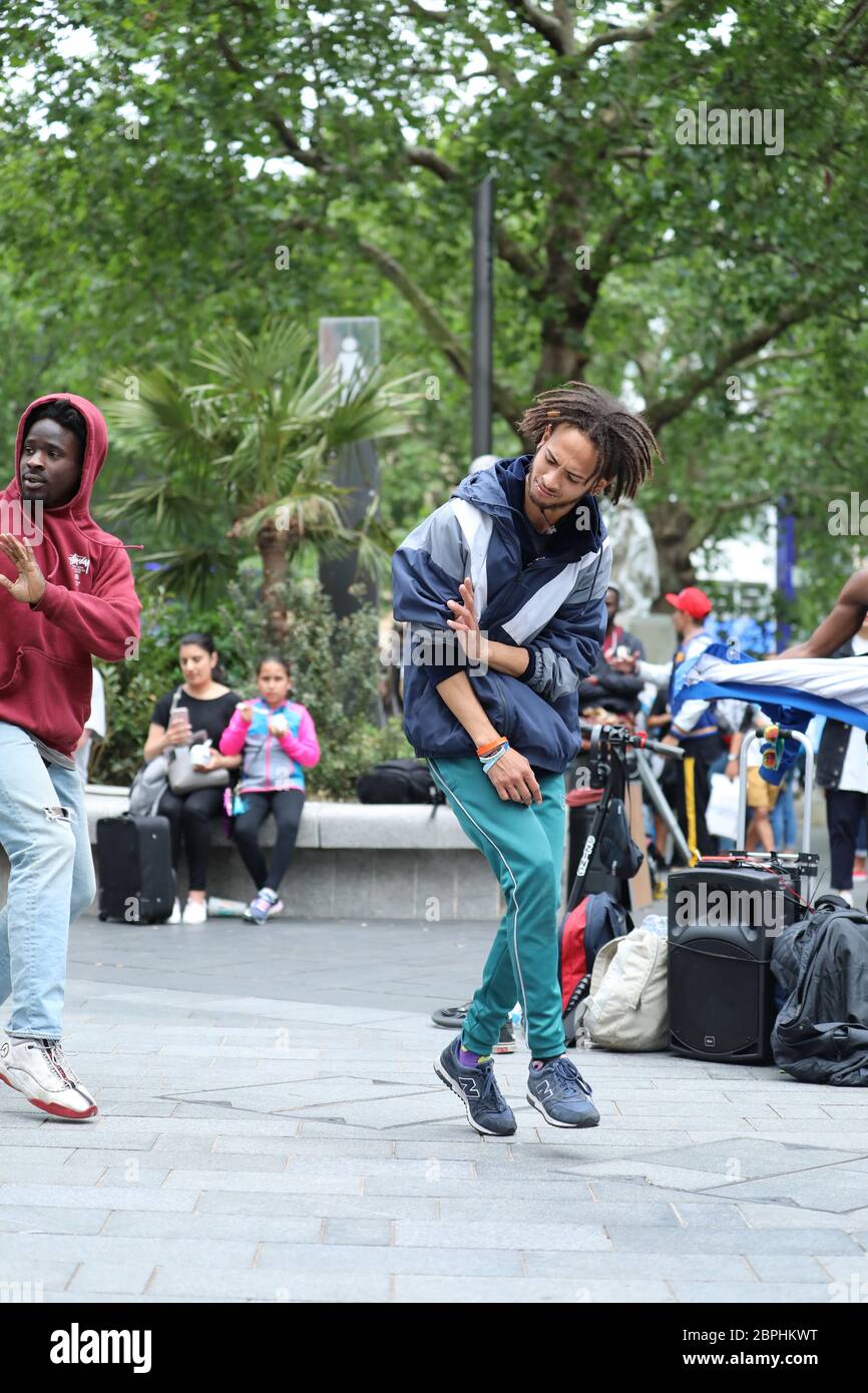 London, Großbritannien, 31. Mai 2019: Hip Hop Break Dancer Street Performers zieht am Leicester Square in London, Großbritannien, Europa Stockfoto