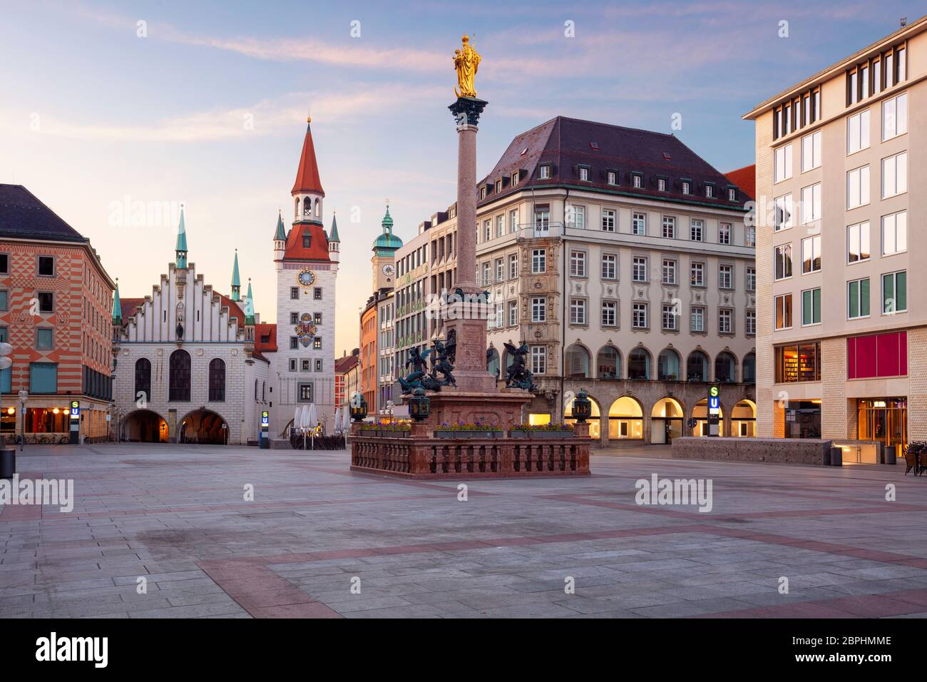 München. Stadtbild des Marien-Platzes in München bei Sonnenaufgang. Stockfoto
