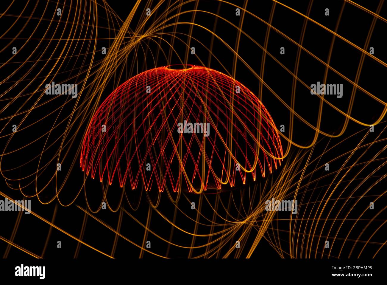 Rote Magie Lichtkuppeln auf schwarzem Hintergrund Stockfoto