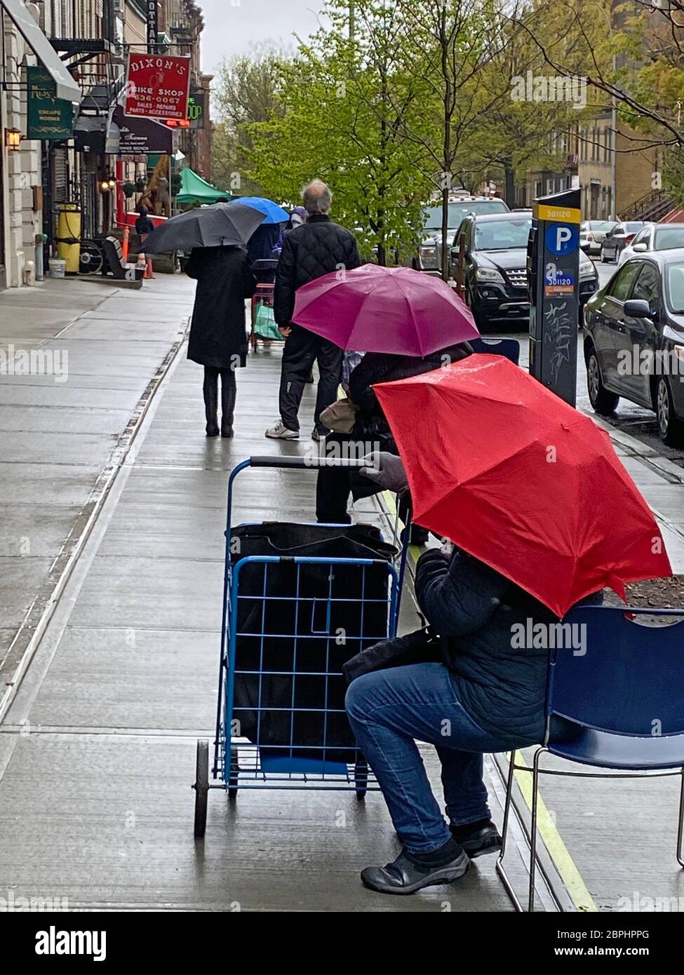 Die Einkäufer sind in der Nähe, während sie draußen auf den Park Slope Food Coop in der Union Street in Park Slope, Brooklyn, New York warten. Stockfoto