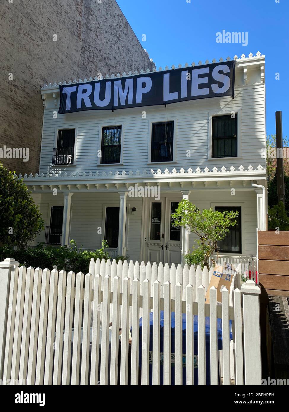 Hausbesitzer zeigt seine Verachtung für Präsident Donald Trump mit einem Banner über seinem Haus, das die Wahrhaftigkeit des Präsidenten angreift. Park Slope Nachbarschaft, Brooklyn, New York. Stockfoto