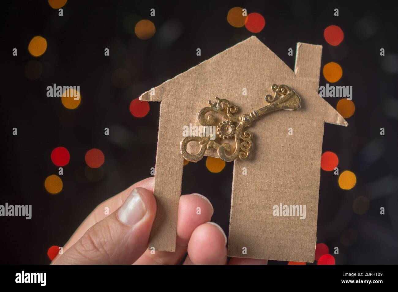 Schlüssel auf Papier Haus auf einem Bokeh hellen Hintergrund Stockfoto