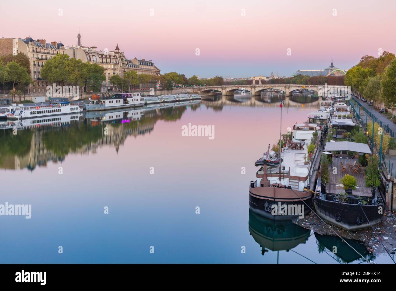 Schöne Aussicht auf das Ufer der seine und Pont de la Concorde bei Sonnenaufgang in Paris, Frankreich Stockfoto