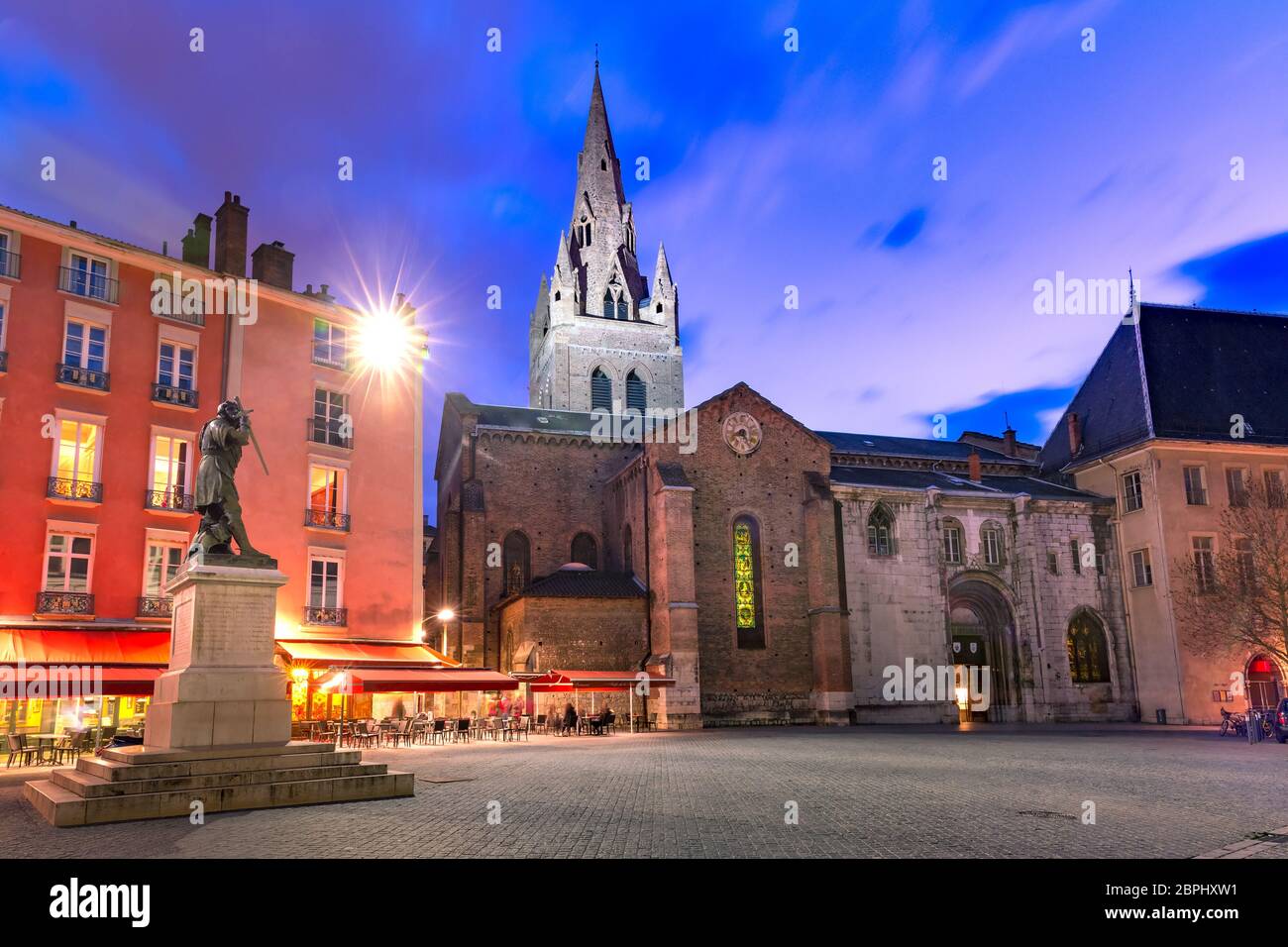 Die Stiftskirche des Heiligen Andreas vorne, Saint Andrew Square bei Nacht, Grenoble, Frankreich Stockfoto