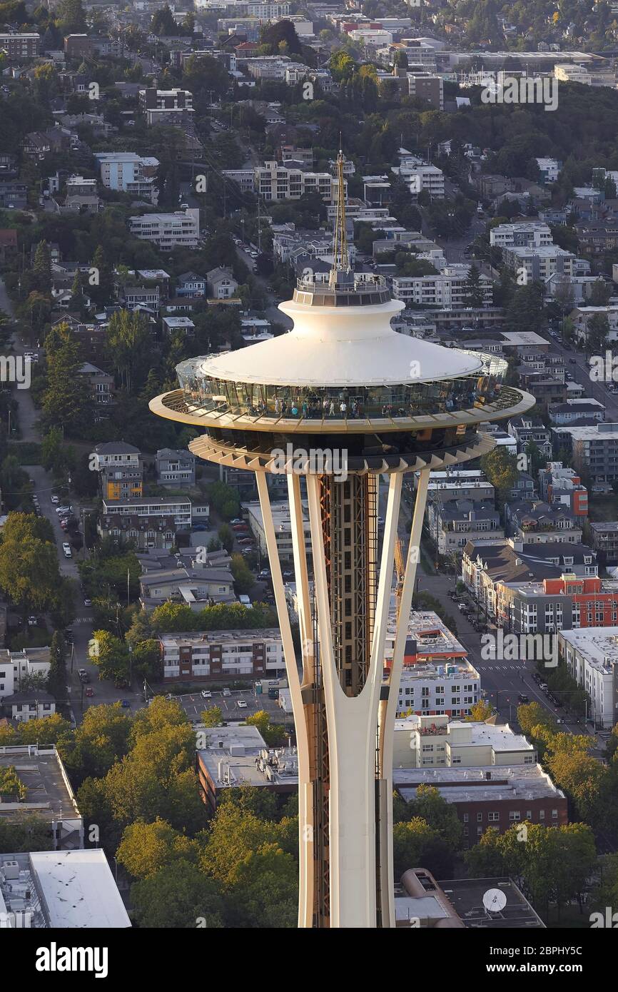 Luftaufnahme des Turms und der Stadtansicht. Space Needle, Seattle, Usa. Architekt: Olson Kständig, 2020. Stockfoto