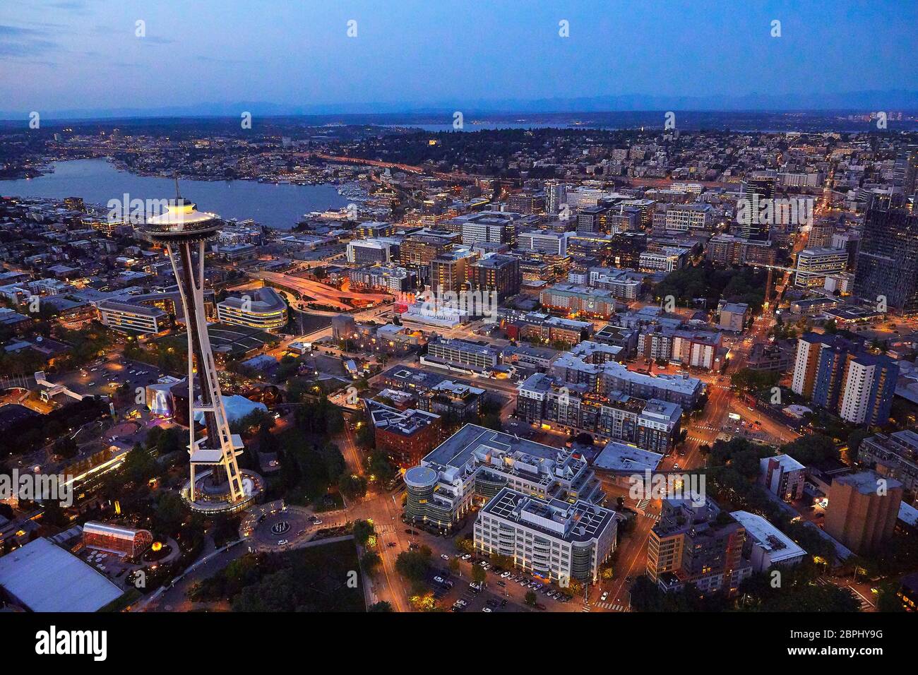 Luftaufnahme des Turms und der Stadt in der Dämmerung. Space Needle, Seattle, Usa. Architekt: Olson Kständig, 2020. Stockfoto