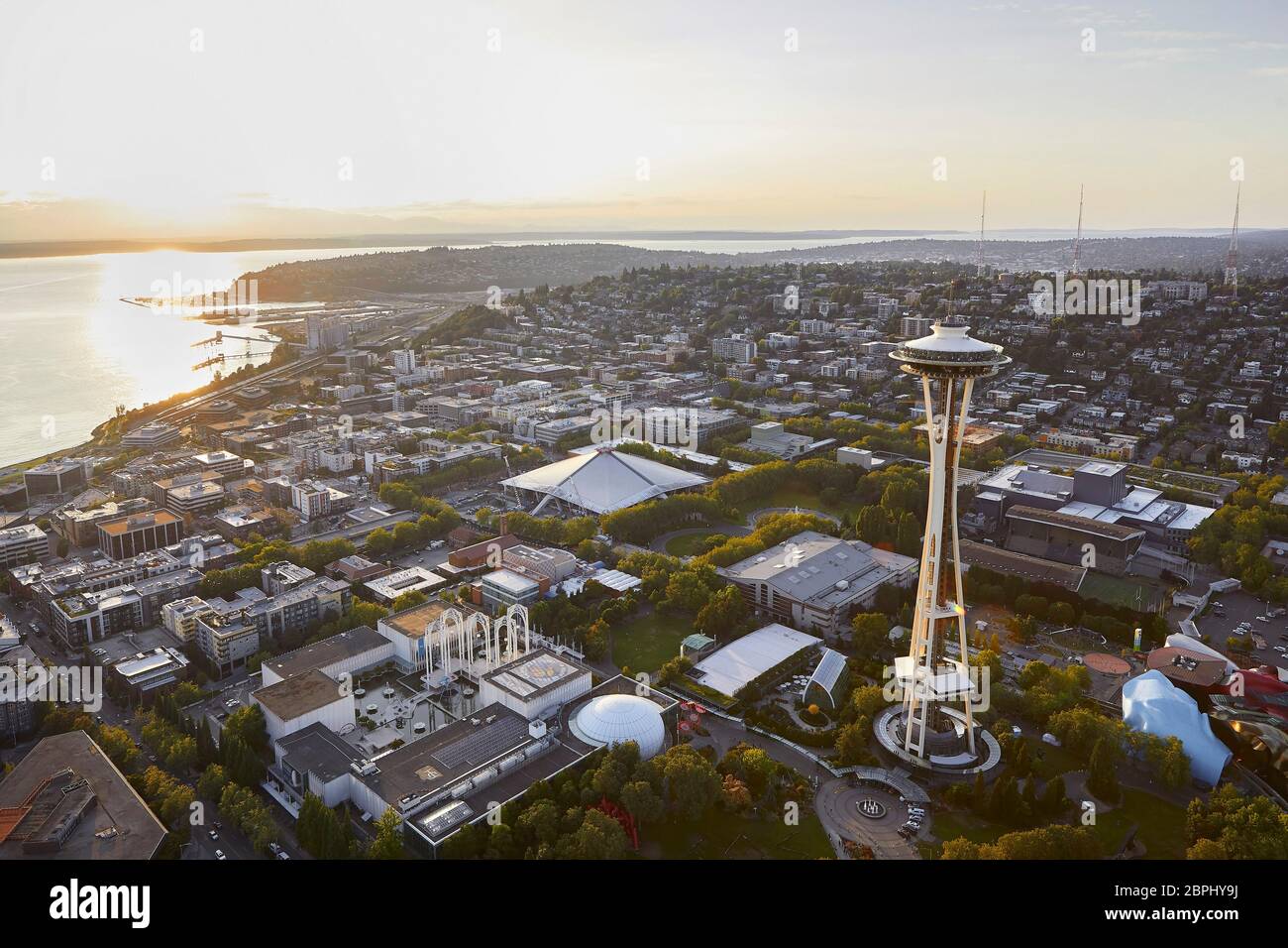 Luftaufnahme des Turms und der Stadtansicht. Space Needle, Seattle, Usa. Architekt: Olson Kständig, 2020. Stockfoto