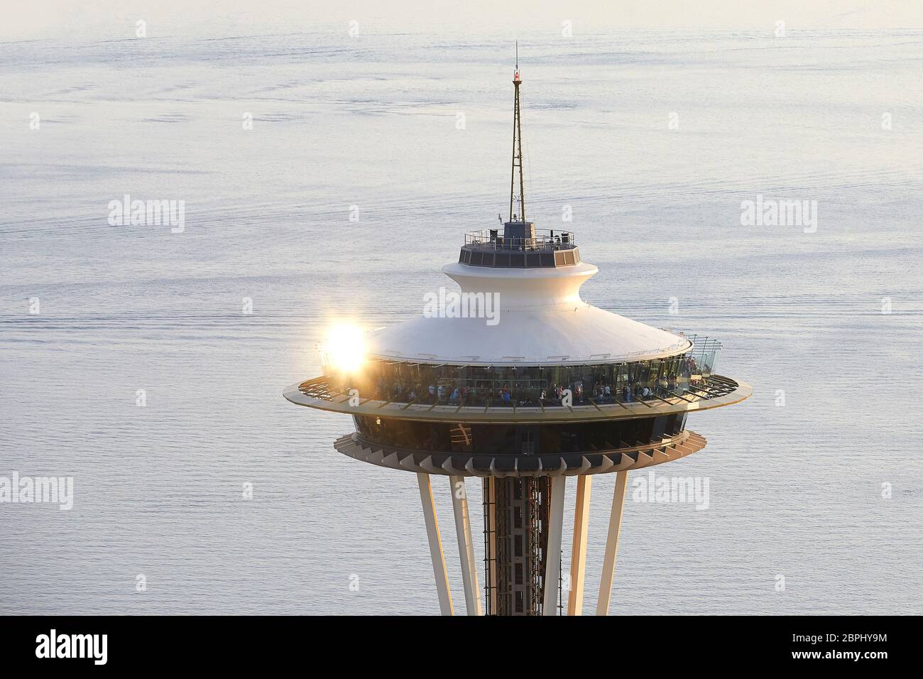 Untertasse geformte Top-Haus mit Meer darüber hinaus. Space Needle, Seattle, Usa. Architekt: Olson Kständig, 2020. Stockfoto