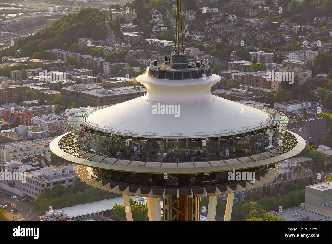Detail der Untertasse geformten Top-Haus mit Stadt darüber hinaus. Space Needle, Seattle, Usa. Architekt: Olson Kständig, 2020. Stockfoto