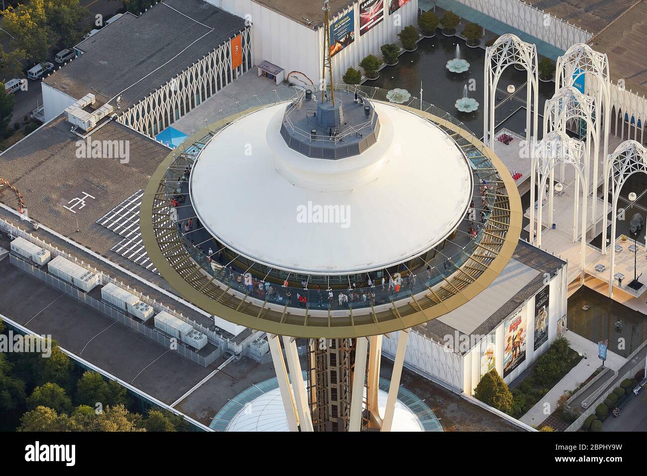 Untertasse geformtes Top-Haus von oben. Space Needle, Seattle, Usa. Architekt: Olson Kständig, 2020. Stockfoto