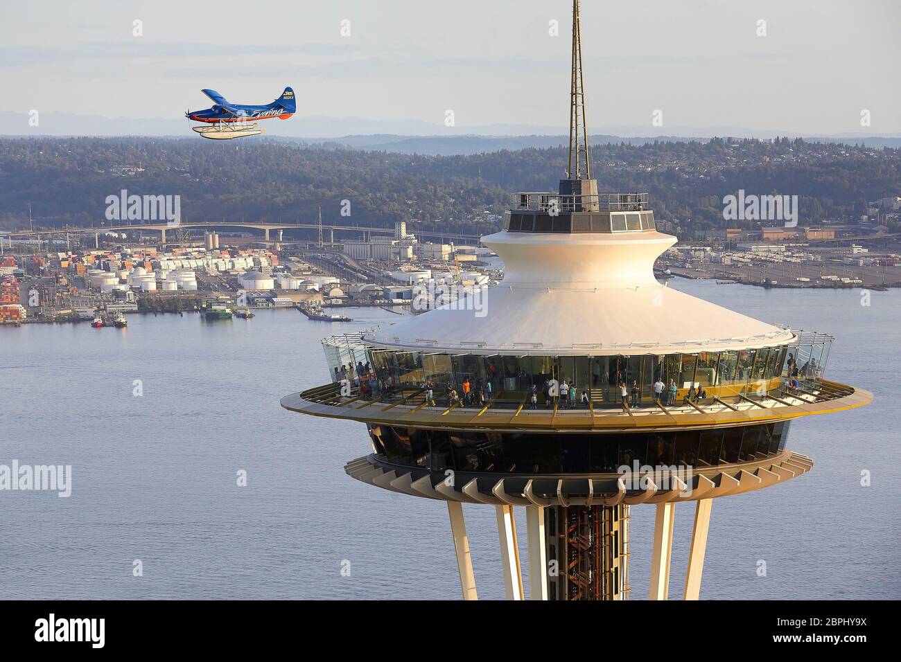 Untertasse geformte Top-Haus aus der Luft mit Flugzeug. Space Needle, Seattle, Usa. Architekt: Olson Kständig, 2020. Stockfoto