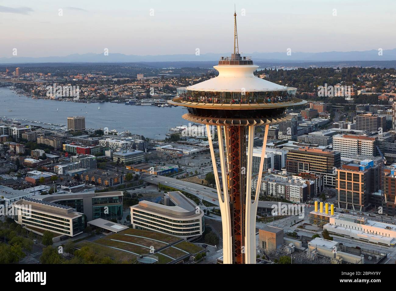 Untertasse geformt Top Haus aus der Luft. Space Needle, Seattle, Usa.  Architekt: Olson Kständig, 2020 Stockfotografie - Alamy
