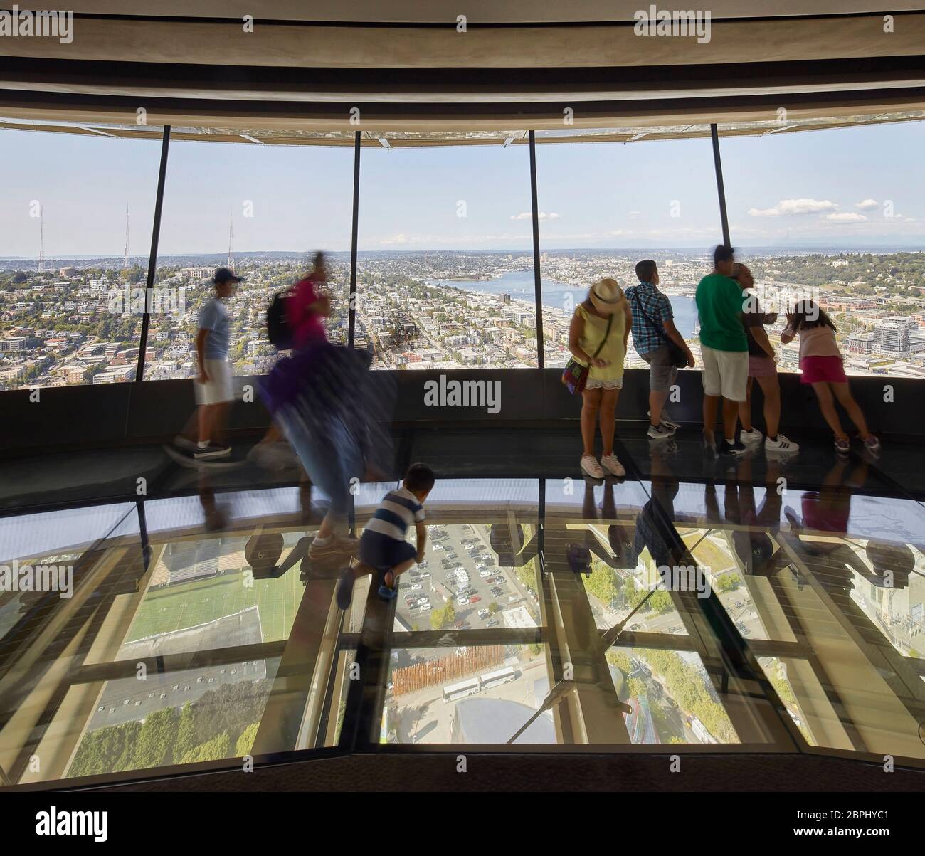 Aussichtsplattform mit Glasboden. Space Needle, Seattle, Usa. Architekt: Olson Kständig, 2020. Stockfoto