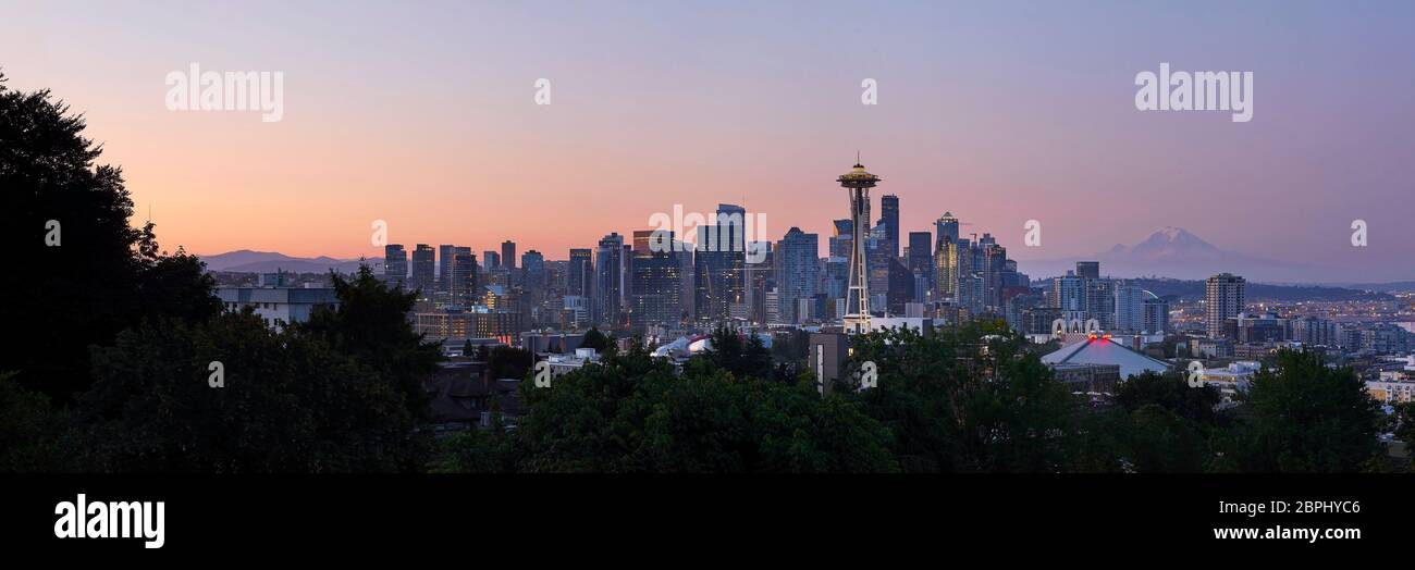 Stadtpanorama mit Space Needle. Space Needle, Seattle, Usa. Architekt: Olson Kständig, 2020. Stockfoto