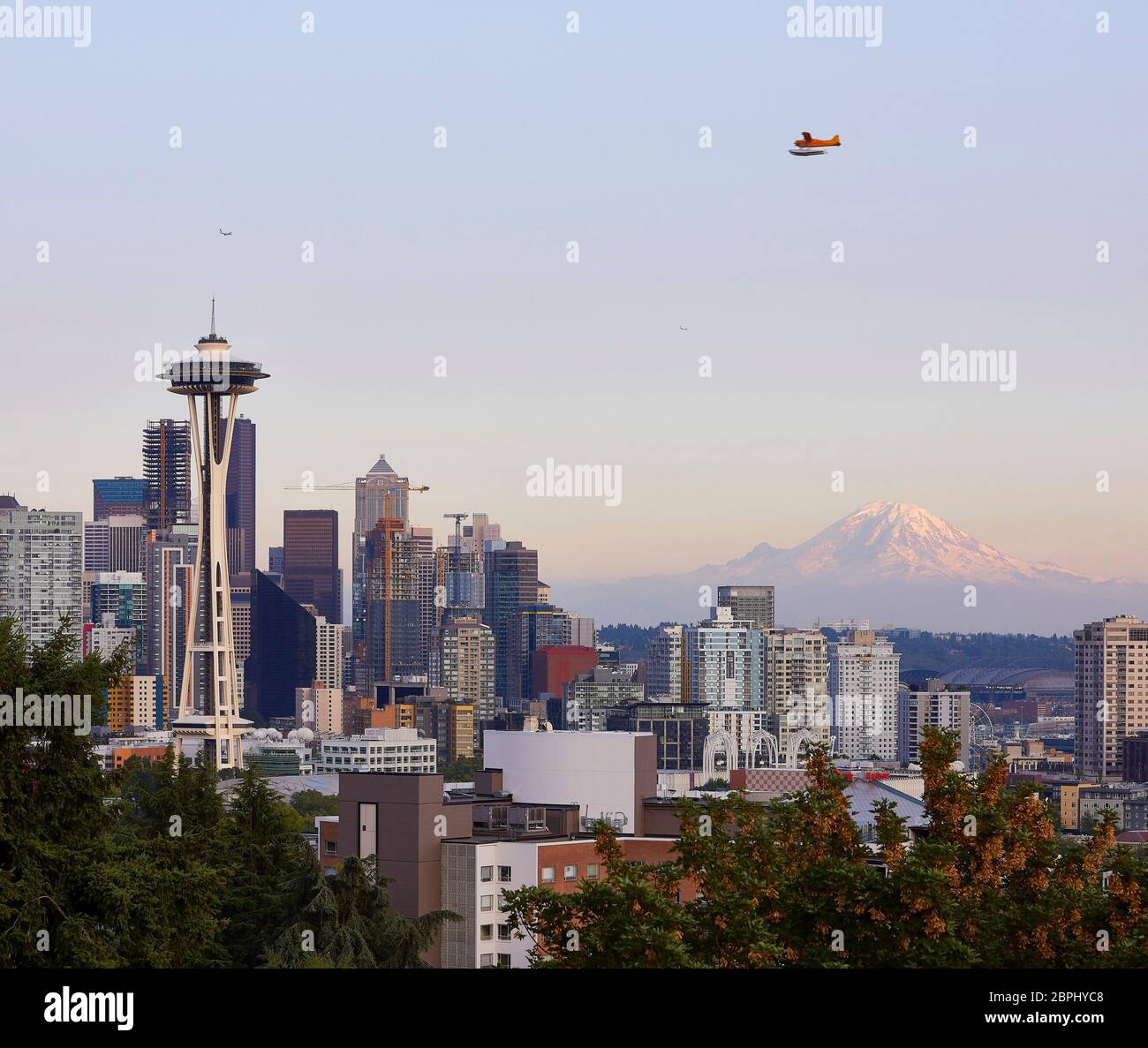Turm und Stadt bei Sonnenaufgang. Space Needle, Seattle, Usa. Architekt: Olson Kständig, 2020. Stockfoto