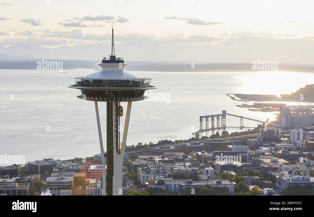 Turm mit Stadt und Puget Sound. Space Needle, Seattle, Usa. Architekt: Olson Kständig, 2020. Stockfoto