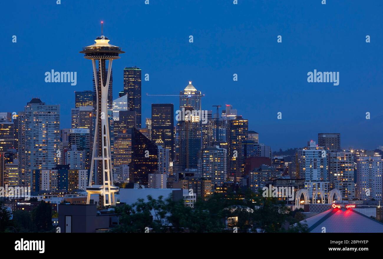 Beleuchtete Turm und Stadt bei Nacht. Space Needle, Seattle, Usa. Architekt: Olson Kständig, 2020. Stockfoto