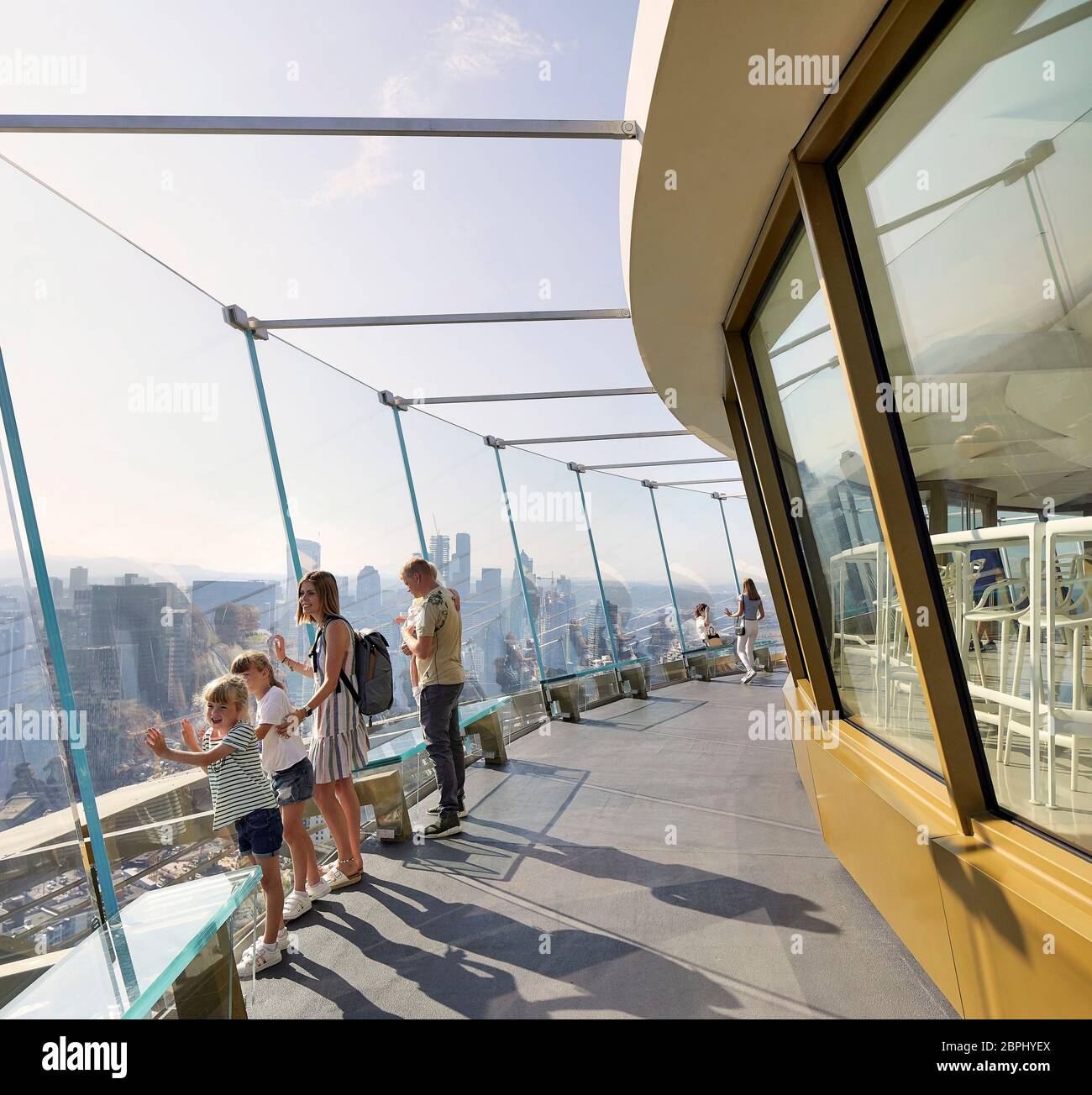Terrasse mit Blick auf die Terrasse mit Glaswand. Space Needle, Seattle, Usa. Architekt: Olson Kständig, 2020. Stockfoto