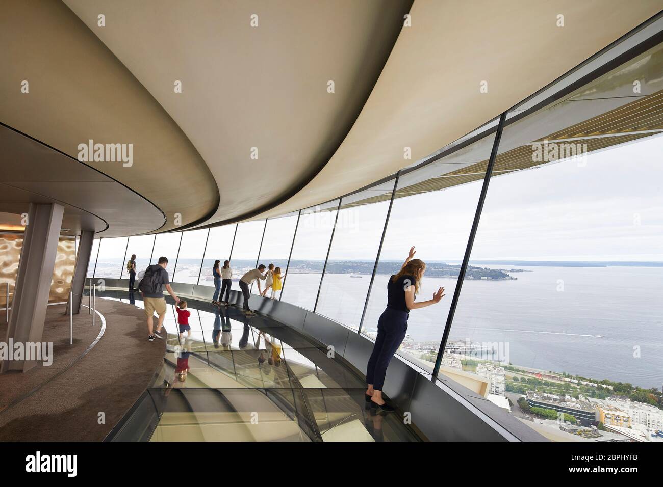 Verglaster Aussichtsbereich im Innenbereich. Space Needle, Seattle, Usa. Architekt: Olson Kständig, 2020. Stockfoto