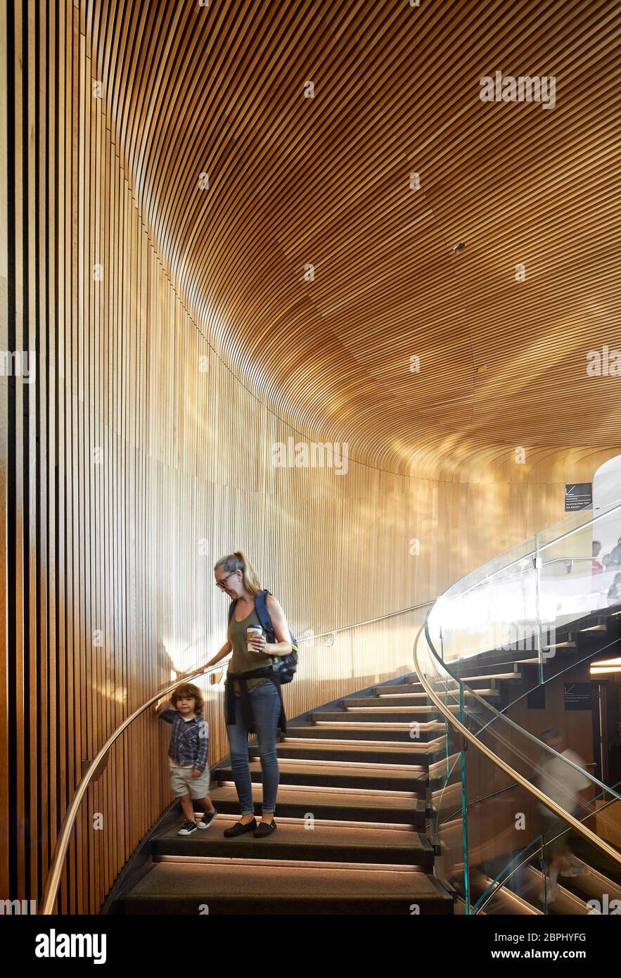 Der oculus, große Wendeltreppe. Space Needle, Seattle, Usa. Architekt: Olson Kständig, 2020. Stockfoto