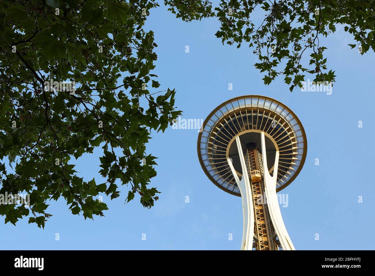 Turm von unten. Space Needle, Seattle, Usa. Architekt: Olson Kständig, 2020. Stockfoto