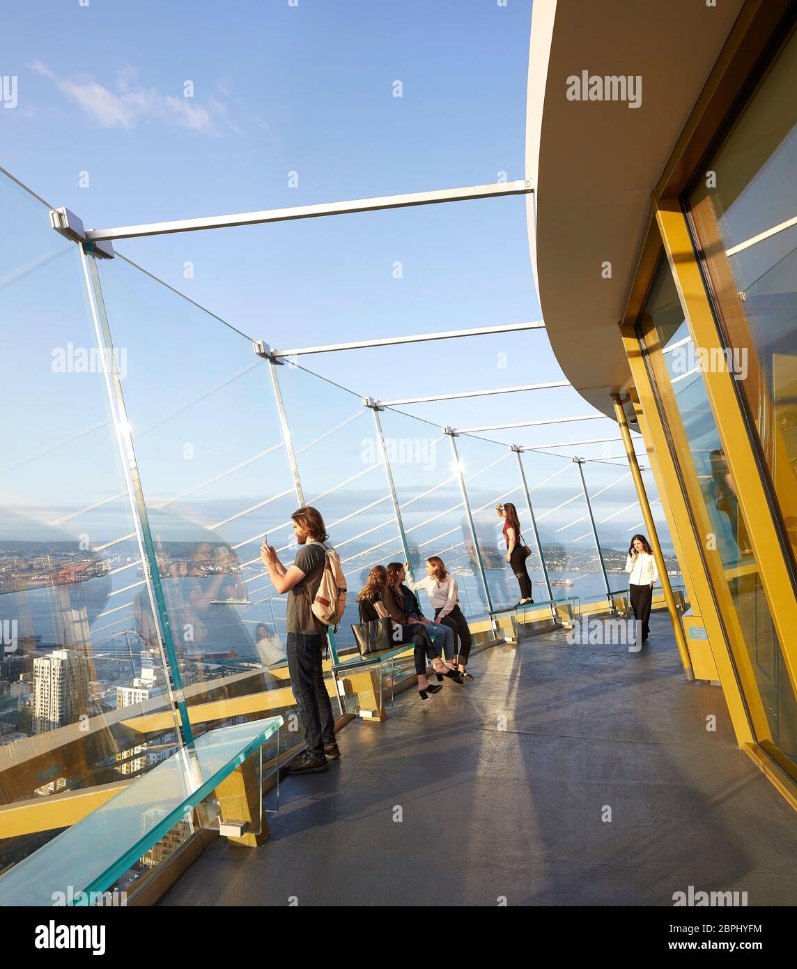 Terrasse mit Blick auf die Terrasse mit Glaswand. Space Needle, Seattle, Usa. Architekt: Olson Kständig, 2020. Stockfoto