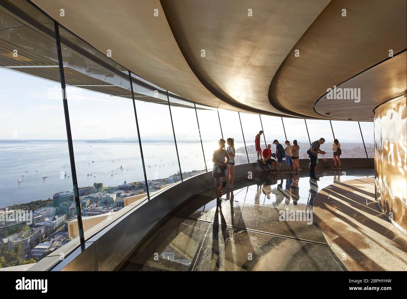 Verglaste Aussichtsplattform mit Puget Sound Beyond. Space Needle, Seattle, Usa. Architekt: Olson Kständig, 2020. Stockfoto