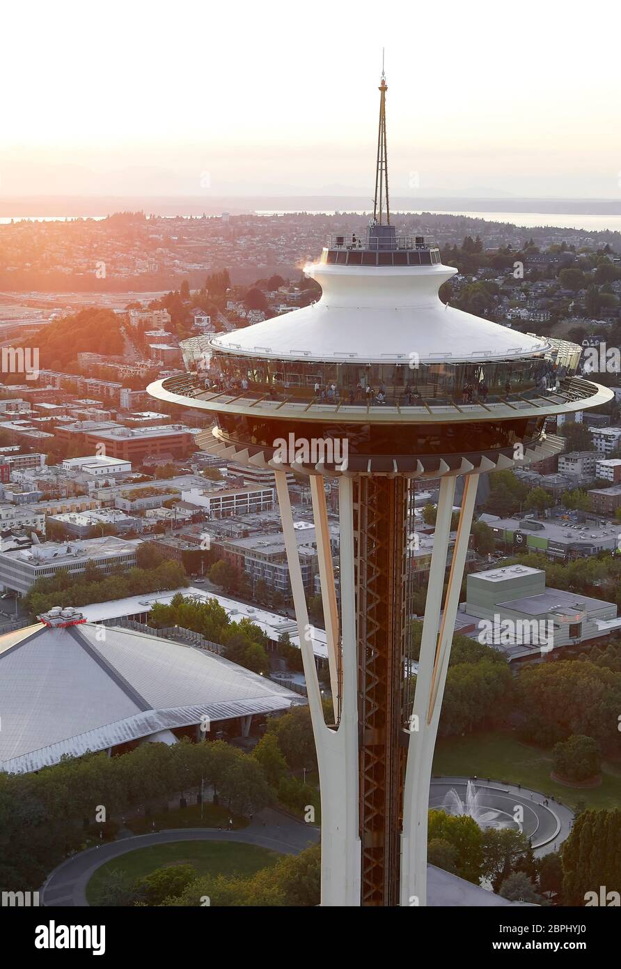 Turm und Aussichtsplattform in der Dämmerung. Space Needle, Seattle, Usa. Architekt: Olson Kständig, 2020. Stockfoto