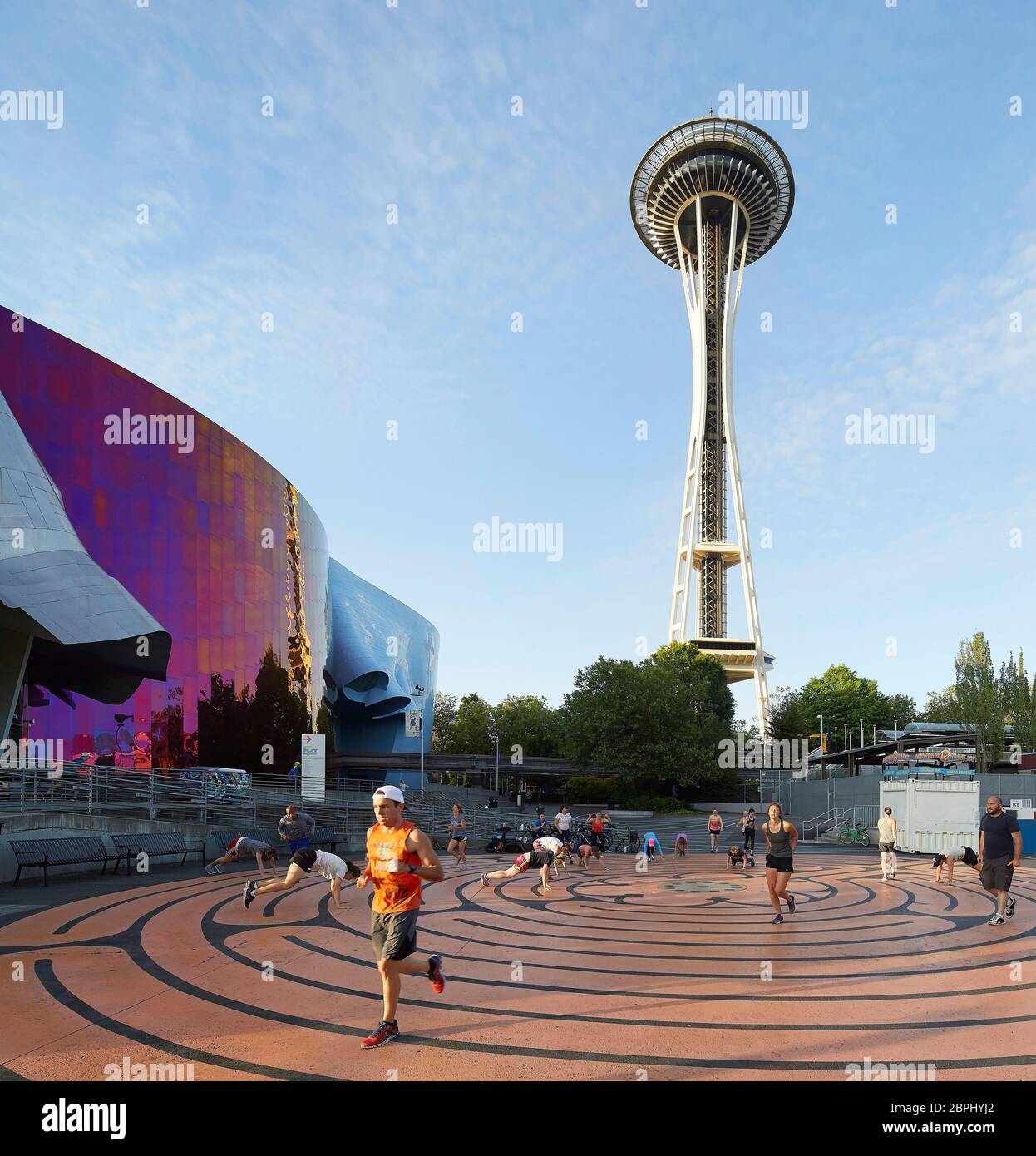 Spiel- und Trainingsbereich neben dem Museum für Popkultur. Space Needle, Seattle, Usa. Architekt: Olson Kständig, 2020. Stockfoto