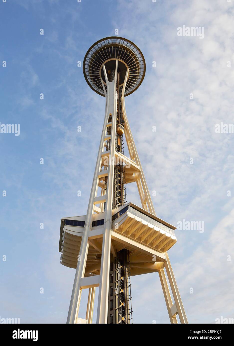 Turmstruktur von unten. Space Needle, Seattle, Usa. Architekt: Olson Kständig, 2020. Stockfoto
