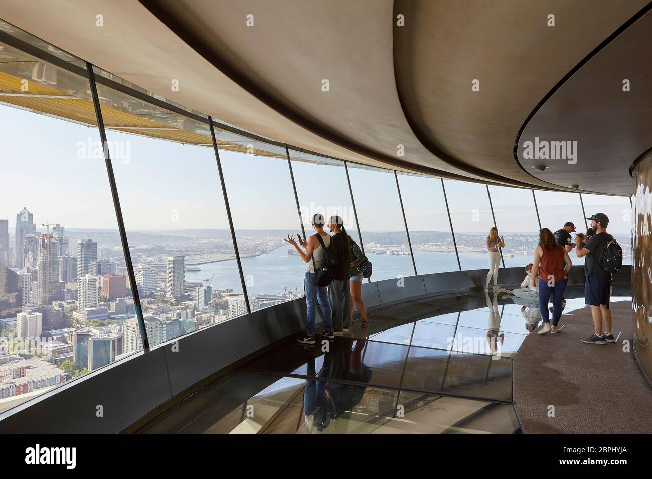 Verglaste Aussichtsplattform mit Puget Sound und City dahinter. Space Needle, Seattle, Usa. Architekt: Olson Kständig, 2020. Stockfoto