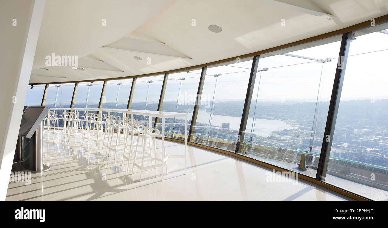 Aussichtsplattform aus Glas mit eingehendem Sonnenlicht. Space Needle, Seattle, Usa. Architekt: Olson Kständig, 2020. Stockfoto